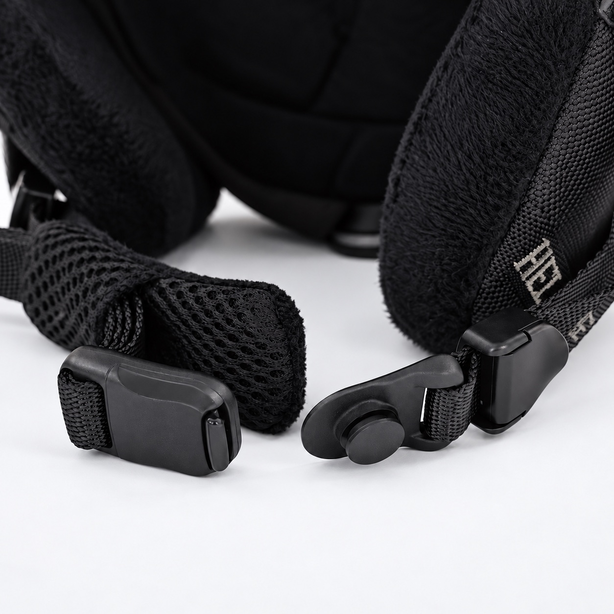 Ski quick-release buckle open, chin strap with HELMPIE embroidery